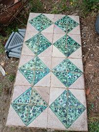 tavolo di mattonelle antiche