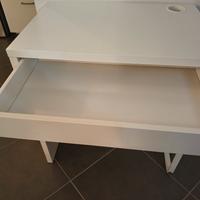 Piccola scrivania salva spazio con cassetto.