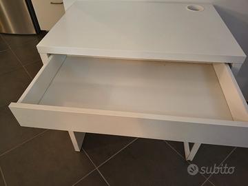 Piccola scrivania salva spazio con cassetto.