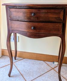 Comodino, tavolino dalle linee pulite