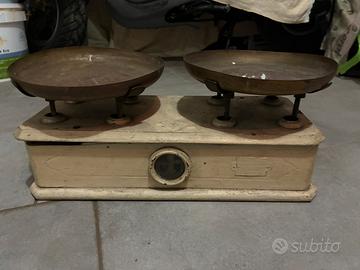 Bilancia epoca a due piatti