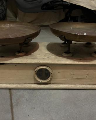 Bilancia epoca a due piatti