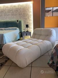 Chaise Longue moderna in ecopelle bianca