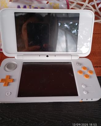 Nintendo 2DS XL 4GB Console - Bianco/Arancione
