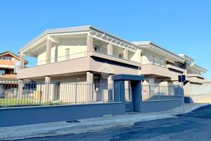 VILLA A SCHIERA A CESATE