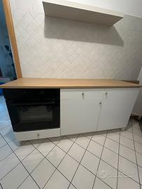 Mobile Ikea con ante e cassetto e forno