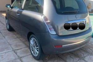 Auto lancia ypsilon