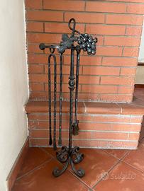 ATTREZZI PER CAMINO FERRO BATTUTO