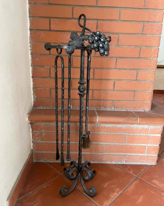 ATTREZZI PER CAMINO FERRO BATTUTO