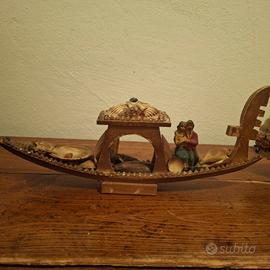 Gondola con innamorati in conchiglie vintage anni 