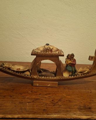 Gondola con innamorati in conchiglie vintage anni 