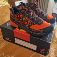 LA SPORTIVA AKYRA MIS 42 TANGERINE/ BLACK TRAIL