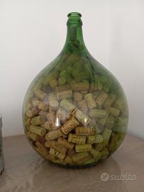 damigiane piene di tappi di sughero 