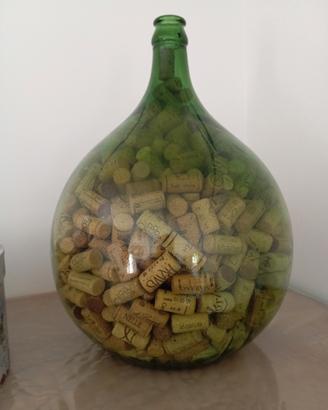 damigiane piene di tappi di sughero 