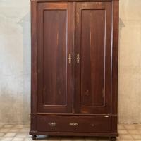 Armadio antico in legno massiccio