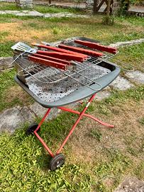 Barbecue con utensili
