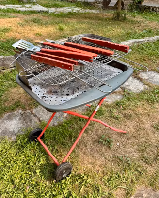 Barbecue con utensili