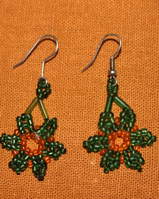 Orecchini artigianali fiore verde e arancio