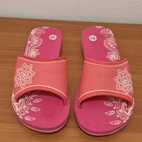 Ciabatte rosa con fantasia.