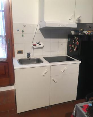 mobile con cucina ad induzione con cappa