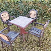 tavoli e sedie  di plastica marrone da giardino