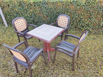 tavoli e sedie  di plastica marrone da giardino