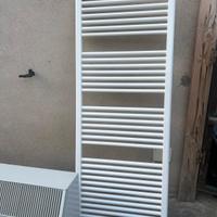 porta in legno e elemento riscaldante da bagno 