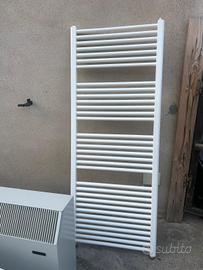 porta in legno e elemento riscaldante da bagno 