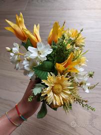 Mazzetto di fiori finti assortiti bianchi arancio