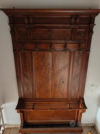 grande porta abiti in noce con intaglio sardo