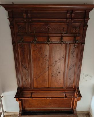 grande porta abiti in noce con intaglio sardo