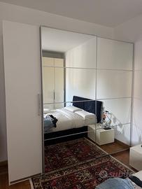 Armadio IKEA bianco opaco con ante a specchio
