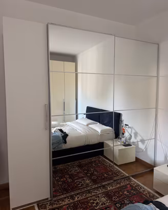 Armadio IKEA bianco opaco con ante a specchio