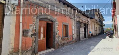 Casa singola con cortile e garage a Linguaglossa