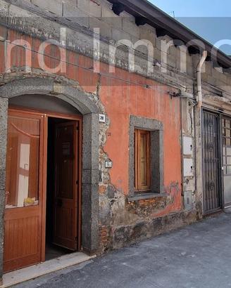 Casa singola con cortile e garage a Linguaglossa