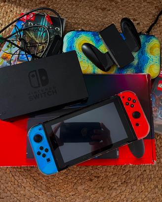Nintendo Switch + 3 giochi + accessori e custodie