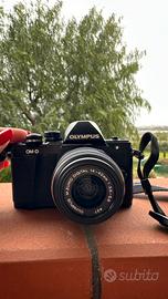 Olympus OM-D E-M10 Il, con zoom 14-42mm
