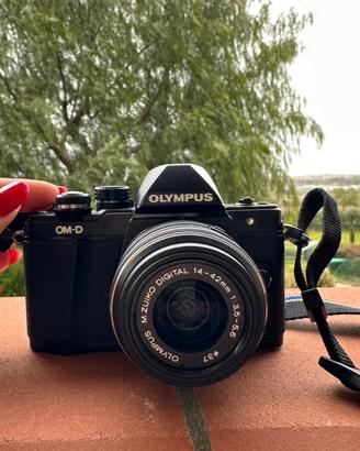 Olympus OM-D E-M10 Il, con zoom 14-42mm