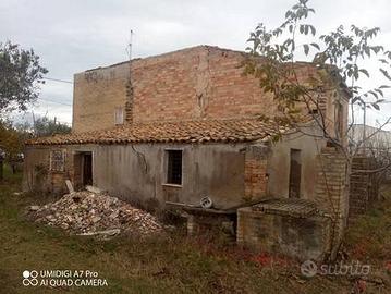 Rustico / Casale di 160 m² con più di 5 locali a F