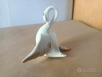 Cigno in porcellana dipinto a mano 