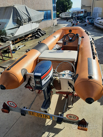 Gommone con motore fuoribordo e carrello