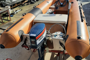 Gommone con motore fuoribordo e carrello