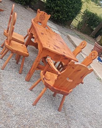 Tavolo con sedie in massello stile tirolese