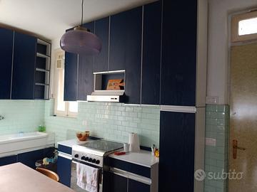 Mobili cucina blu e bianchi