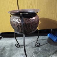 Vaso e portavaso in rame e ferro battuto