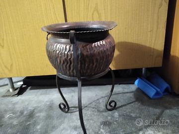 Vaso e portavaso in rame e ferro battuto