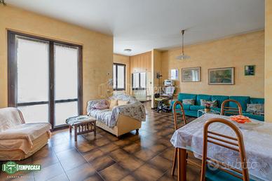 VILLETTA A SCHIERA LIBERA SU TRE LATI CON GIARDINO