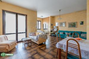 VILLETTA A SCHIERA LIBERA SU TRE LATI CON GIARDINO