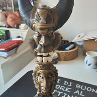 totem messicano con coltello 