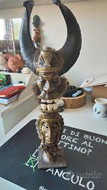 totem messicano con coltello 